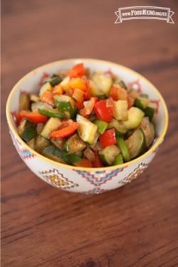 Tazón pequeño con calabacita tierna y mezcla de verduras.