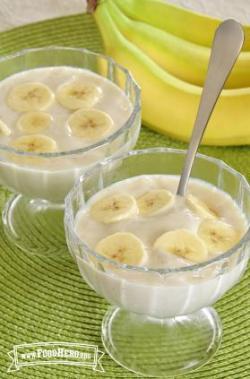 Dessert glasses of creamy pudding topped with banana slices. 