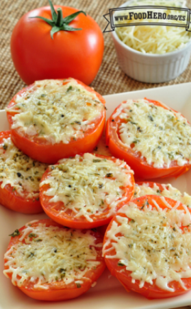 Tomates en rodajas con hierbas y queso asado se muestran en un plato para servir.