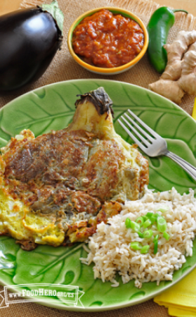  Plato de omelet de berenjena servido con arroz.