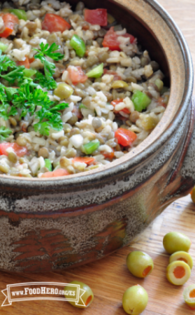 Plato de arroz, lentejas y verduras adornado con perejil.