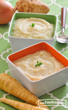 Tazones pequeños de sopa suave de chirivía. 