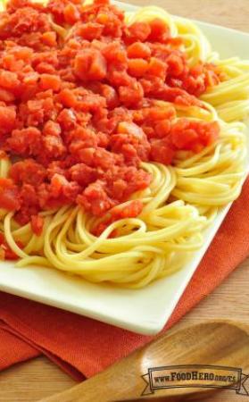 Salsa de tomate servida sobre espaguetis.