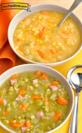 Dos tazones con sopa de chícharos verdes y amarillos y verduras.