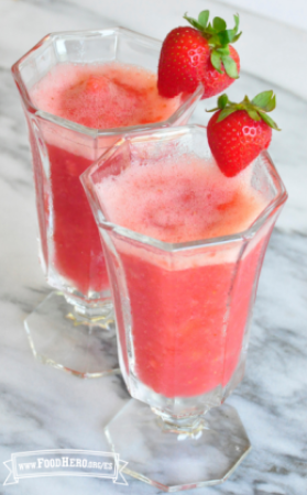 Bebidas espumosas de fresa color rosado en vasos.