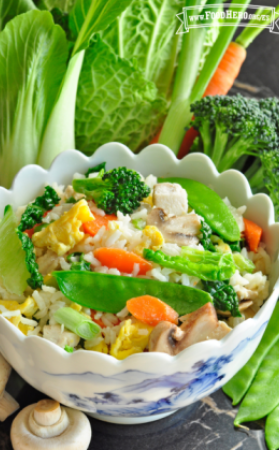 Tazón con arroz, huevo y una mezcla de verduras.