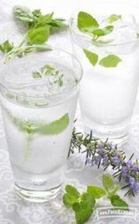 agua con sabor a hierbas