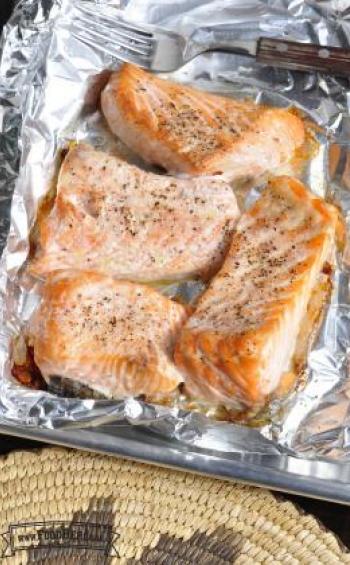 Baked salmon filets on tin foil.