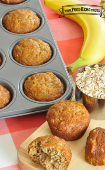 Panecillos (Muffins) con la parte superior dorada y textura húmeda.