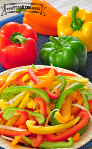 Tiras de chile campanarojo, amarillo y verde se mezclan con rodajas de cebolla y aderezo para una ensalada ligera y crujiente.