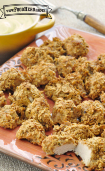 Plato de pollo dorado empanizado con dip.