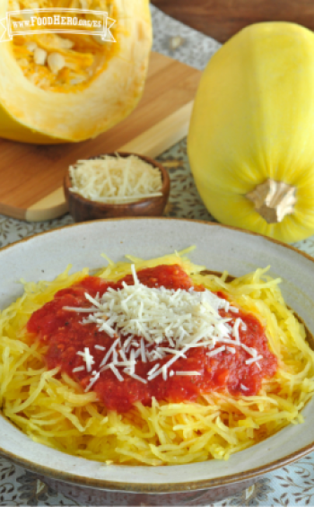 Fideos de calabaza espagueti servidos con salsa roja y queso parmesano rallado.