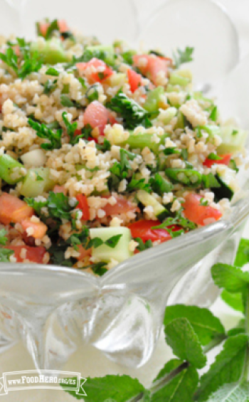 Tazón con verduras con trigo bulgur y aderezo.