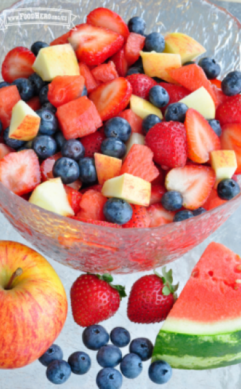 Tazón grande con una colorida mezcla de frutas frescas.