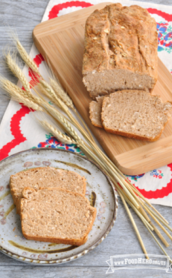 Rebanadas de pan de trigo integral y avena.