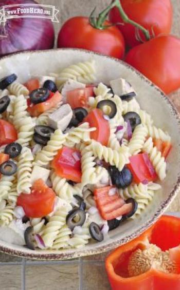 Bowl of spiral pasta, chicken and vegetables.